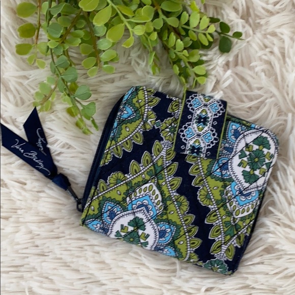 Vera Bradley Handbags - Vera Bradley Wallet 💗 Cambridge